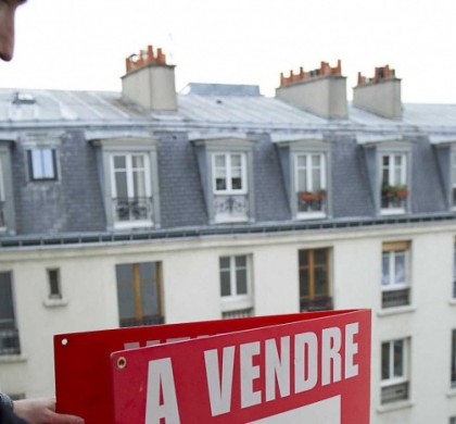 Illustration agent immobilier Era dans le 20e a Paris. Mise en place de pannnonceau a vendre . Vente de logement et appartement par agence. Paris, FRANCE-17/01/2011/Credit:A. GELEBART/20 MINUTES/SIPA/1211071533